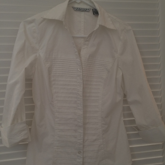 Signature by Larry Levine Tops - Office Wear! White Tailored Blouse w/ Pleats, S Signature by Larry Levine Tops - Office Wear! White Tailored Blouse w/ Pleats, S